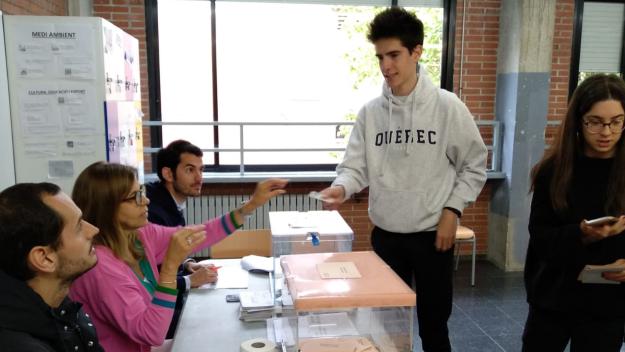 Dos joves bessons exerceixen el dret a votar per primera vegada / Foto: Cugat.cat