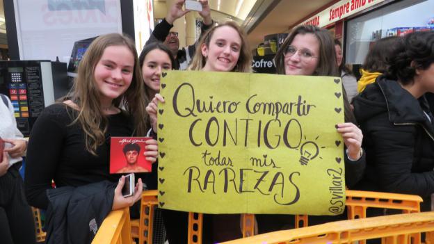 Aquestes fans li han fet una pancarta/ Foto: Cugat.cat