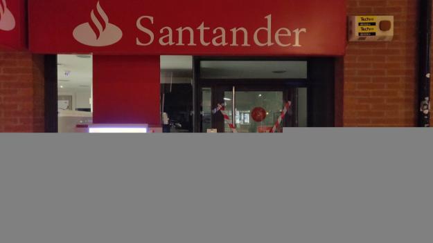La formaci tamb ha precintat les portes del Banc Santander / Foto: Arran Sant Cugat