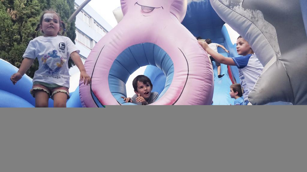 Tarda familiar amb inflables i jocs gegants a l'avinguda Cerdanyola
