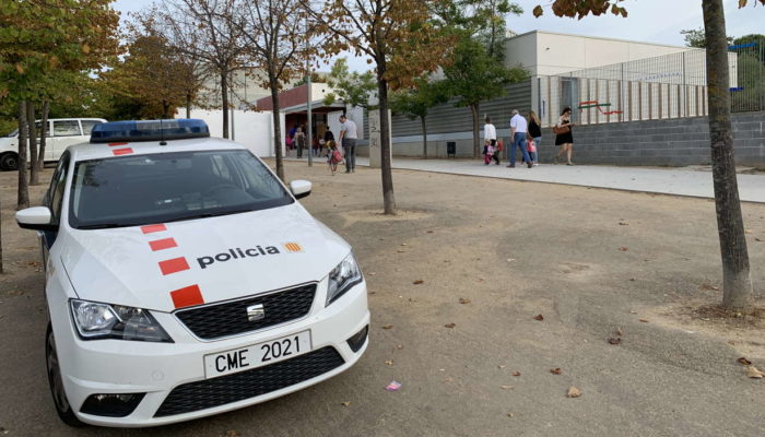 Cotxe dels Mossos d'Esquadra davant d'una escola