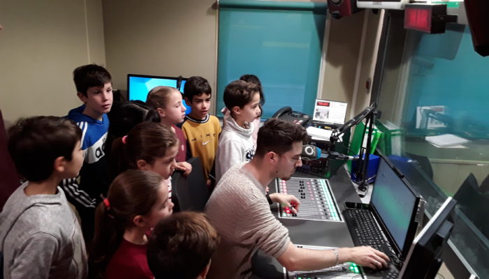 Pins del Vallès - Alumnes observant des del control de ràdio