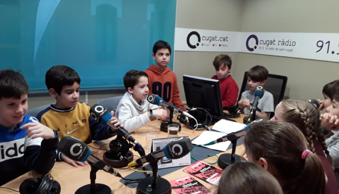Pins del Vallès - Alumnes practicant a l'estudi de ràdio 3