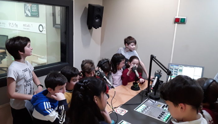 Pins del Vallès - Alumnes practicant a l'estudi de ràdio 2