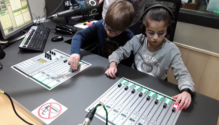 Pins del Vallès - Alumnes practicant a l'estudi de ràdio