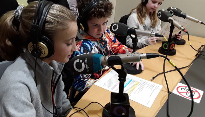 Pins del Vallès - Alumnes locutant a l'estudi de ràdio