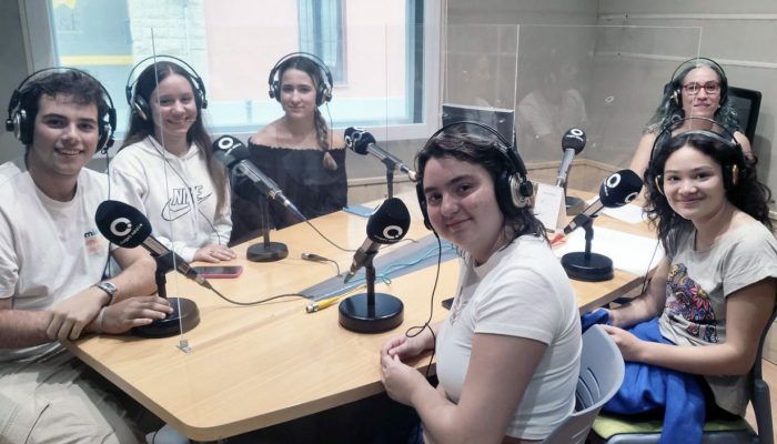 D'esquerra a dreta Albert Ferrera, Ylenia Muñoz, Nayara Pozo, Jèssica Sotodosos, Génesis Hernández i Bee Castellà a l'estudi 1 de Ràdio Sant Cugat / Foto: Cugat Mèdia