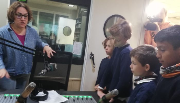 Santa Isabel - Alumnes fent pràctiques de ràdio 9