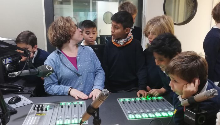 Santa Isabel - Alumnes fent pràctiques de ràdio 8
