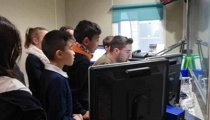 Santa Isabel - Alumnes observant el control tècnic de ràdio