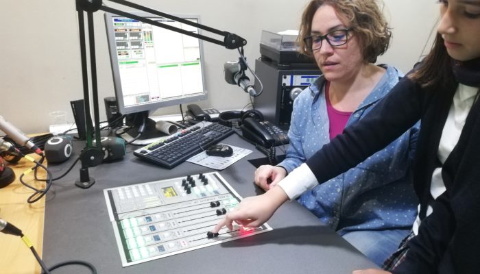 Santa Isabel - Alumnes fent pràctiques de ràdio 7