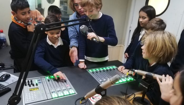 Santa Isabel - Alumnes fent pràctiques de ràdio 5
