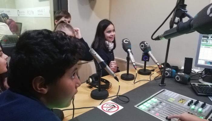 Santa Isabel - Alumnes fent pràctiques de ràdio