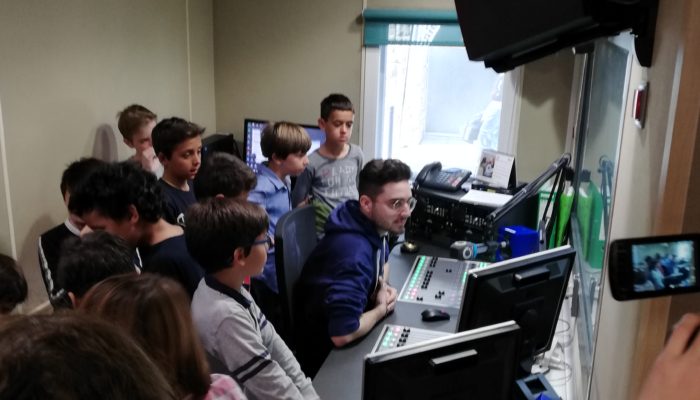 La Farga - Alumnes observant des del control tècnic de ràdio 2