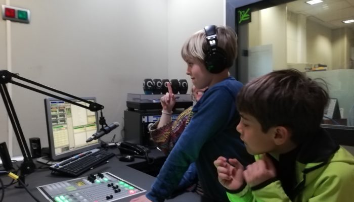 La Farga - Alumnes practicant a l'estudi de ràdio